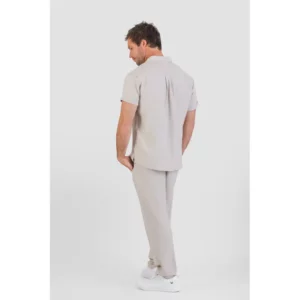 Camisa efecto lino unisex Norvil 1720 en crudo, vista trasera, sobre modelo.