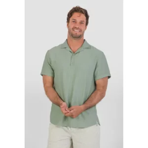 Camisa efecto lino unisex Norvil 1720 en verde seco, vista frontal, sobre modelo.