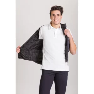 Polo Natura® de hombre Norvil 1722 en blanco, vista frontal, sobre modelo.