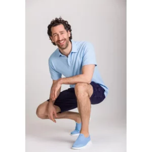 Polo Natura® de hombre Norvil 1722 en azul celeste, vista frontal, sobre modelo.