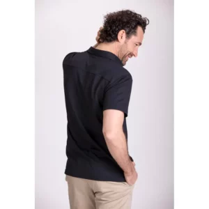 Polo Natura® de hombre Norvil 1722 en negro, vista trasera, sobre modelo.