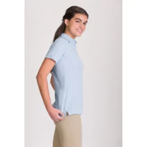 Polo Natura® de mujer Norvil 1724 en azul celeste, vista de tres cuartos, sobre modelo.