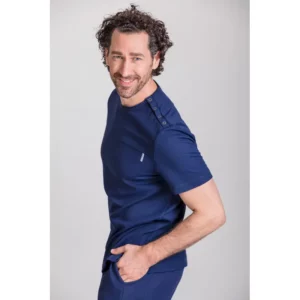 Camiseta spa de hombre Norvil 1732 en marino, vista de tres cuartos, sobre modelo.