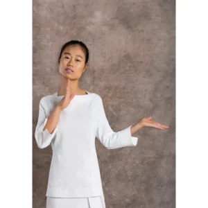 Camiseta ecológica de mujer Norvil 1735 en blanco, vista frontal, sobre modelo.