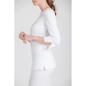 Camiseta ecológica de mujer Norvil 1735 en blanco, vista lateral, sobre modelo.