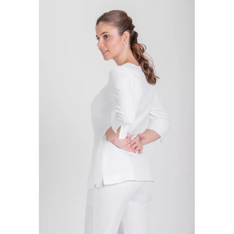 Camiseta ecológica de mujer Norvil 1735 4 Camiseta ecológica de mujer Norvil 1735 en blanco, vista de tres cuartos, sobre modelo.