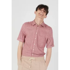 Camisa ecológica unisex Norvil 1737 en burdeos, vista frontal, sobre modelo.