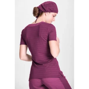 Camiseta sanitaria de mujer Norvil 1739 en fucsia, vista trasera, sobre modelo.