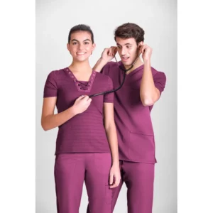 Camiseta sanitaria de mujer Norvil 1739 en fucsia, vista frontal, con varias personas.