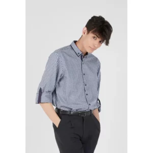 Camisa vichy de hombre Norvil 186 en marino, vista frontal, sobre modelo.