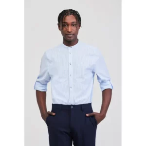 Camisa seersucker unisex Norvil 190 en raya celeste, vista frontal, sobre modelo.