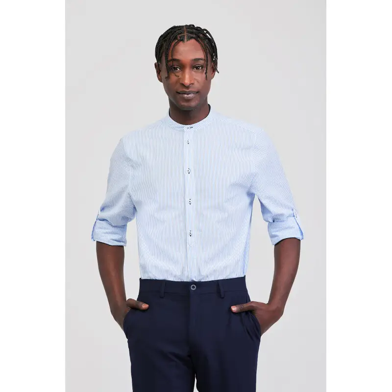 Camisa seersucker unisex Norvil 190 1 Camisa seersucker unisex Norvil 190 en raya celeste, vista frontal, sobre modelo.