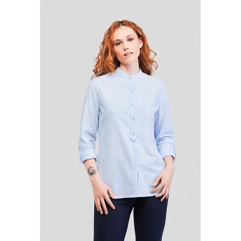 Camisa seersucker unisex Norvil 190 2 Camisa seersucker unisex Norvil 190 en raya celeste, vista frontal, sobre modelo.