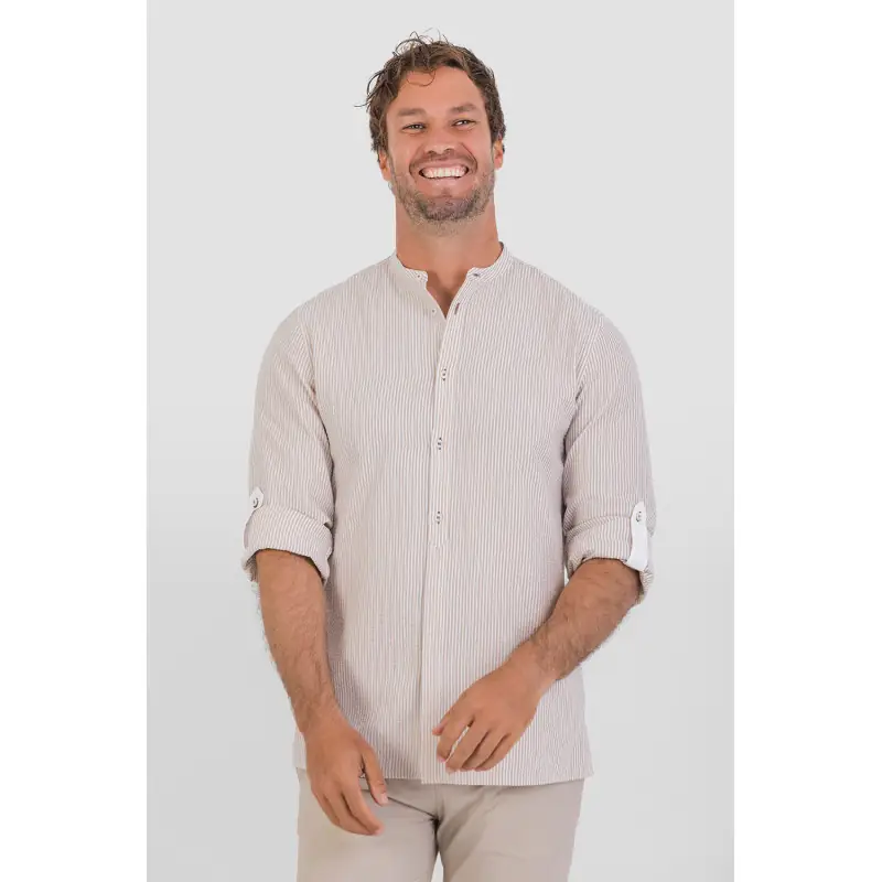 Camisa seersucker unisex Norvil 190 7 Camisa seersucker unisex Norvil 190 en raya tosta, vista frontal, sobre modelo.