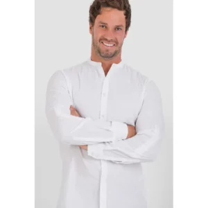 Camisa seersucker unisex Norvil 190 en blanco, vista frontal, sobre modelo.
