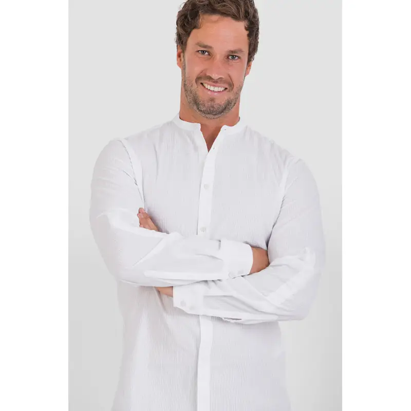 Camisa seersucker unisex Norvil 190 3 Camisa seersucker unisex Norvil 190 en blanco, vista frontal, sobre modelo.