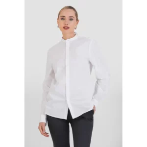 Camisa seersucker unisex Norvil 190 en blanco, vista frontal, sobre modelo.