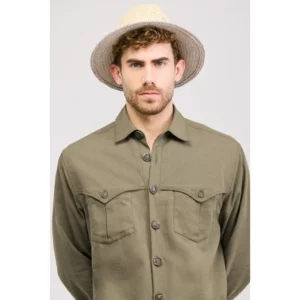 Sobrecamisa verde unisex Norvil 191 en verde seco, vista frontal, sobre modelo.