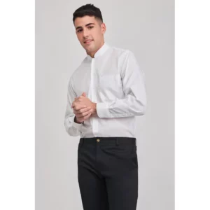 Camisa clásica de hombre Norvil 222 en blanco, vista frontal, sobre modelo.