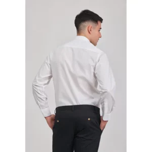 Camisa clásica de hombre Norvil 222 en blanco, vista trasera, sobre modelo.