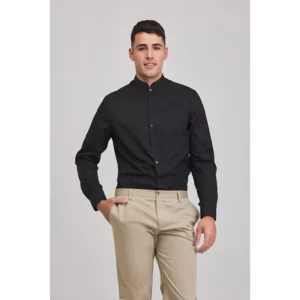 Camisa clásica de hombre Norvil 222 en negro, vista frontal, sobre modelo.