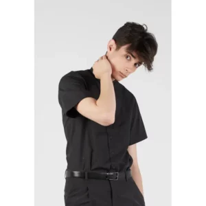 Camisa clásica de hombre Norvil 2220 en negro, vista frontal, sobre modelo.