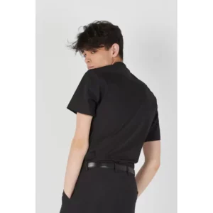 Camisa clásica de hombre Norvil 2220 en negro, vista trasera, sobre modelo.