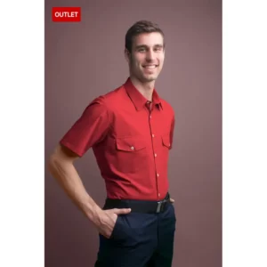 Camisa de hombre industria Norvil 2380 en rojo, vista de tres cuartos, sobre modelo.