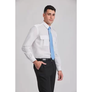 Camisa charreteras de hombre Norvil 244 en blanco, vista de tres cuartos, sobre modelo.