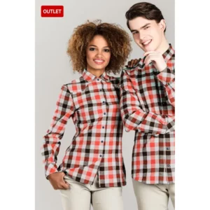 Camisa de mujer gaucha Norvil 245 en rojo, vista frontal, con varias personas.