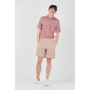 Bermuda unisex Norvil 27 en tostado, vista frontal, sobre modelo.