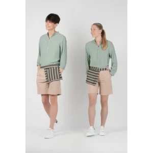 Bermuda unisex Norvil 27 en tostado, vista frontal, con varias personas.