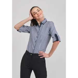 Camisa vichy de mujer Norvil 286 en marino, vista frontal, sobre modelo.