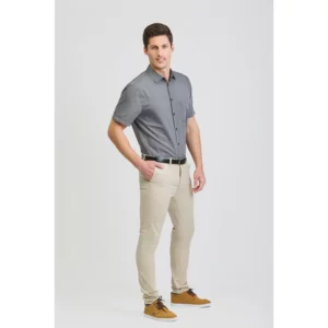 Pantalón chino skinny de hombre Norvil 29 en beige pardo, vista de tres cuartos, sobre modelo.
