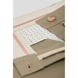 Pantalón chino skinny de hombre Norvil 29 en verde seco, detalle de la prenda.