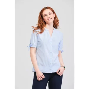 Camisa seersucker de mujer Norvil 2900 en raya celeste, vista frontal, sobre modelo.