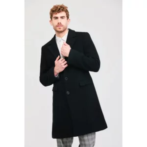Abrigo de hombre sastre Norvil 3053 en negro, vista frontal, sobre modelo.