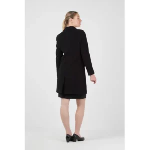 Abrigo de mujer sastre Norvil 3054 en negro, vista trasera, sobre modelo.
