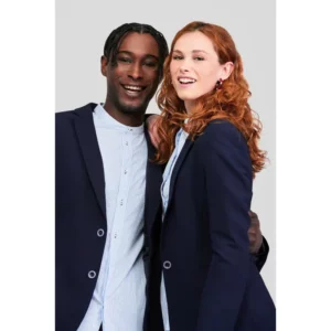 Americana de hombre lana fría Norvil 3135 en azafata, vista frontal, con varias personas.