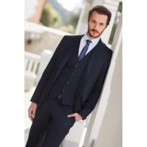 Americana de hombre easy iron Norvil 3136 en marino, vista de tres cuartos, sobre modelo.