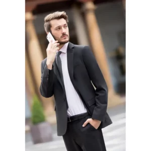 Americana de hombre confort fit Norvil 3137 en negro, vista de tres cuartos, sobre modelo.