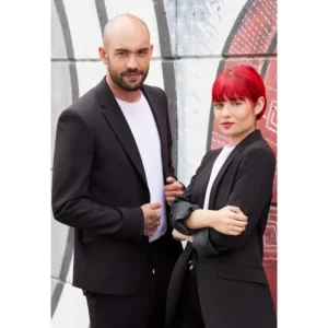 Americana unisex confort fit Norvil 3138 en negro, vista frontal, con varias personas.