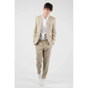 Americana unisex confort fit Norvil 3138 en tostado, vista frontal, sobre modelo.