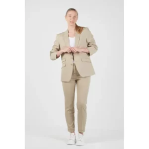 Americana unisex confort fit Norvil 3138 en tostado, vista frontal, sobre modelo.