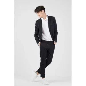 Americana unisex confort fit Norvil 3138 en marino, vista frontal, sobre modelo.