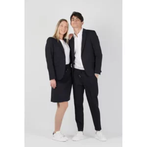 Americana unisex confort fit Norvil 3138 en marino, vista frontal, con varias personas.