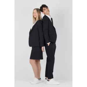 Americana unisex confort fit Norvil 3138 en marino, vista de tres cuartos, con varias personas.