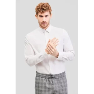 Camisa stretch de hombre Norvil 331 en blanco, vista frontal, sobre modelo.