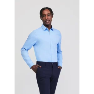 Camisa stretch de hombre Norvil 331 en azul celeste, vista de tres cuartos, sobre modelo.