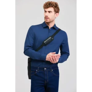 Camisa stretch de hombre Norvil 331 en marino, vista de tres cuartos, sobre modelo.
